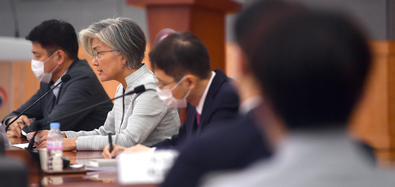 강경화 외교부 장관이 28일 오후 서울 외교부에서 미중 갈등 상황을 평가·공유하고 대응 방안을 논의하기 위해 열린 제3차 외교전략조정회의에서 발언하고 있다. [연합]
