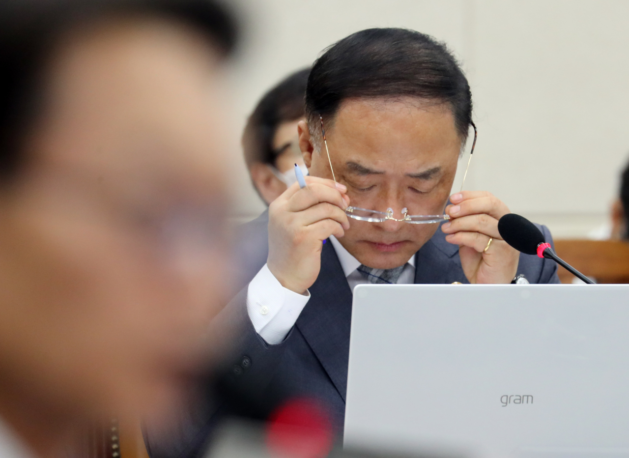 홍남기 경제부총리가 28일 오후 국회에서 열린 기획재정위원회 전체회의에서 자료를 보고 있다. [연합]