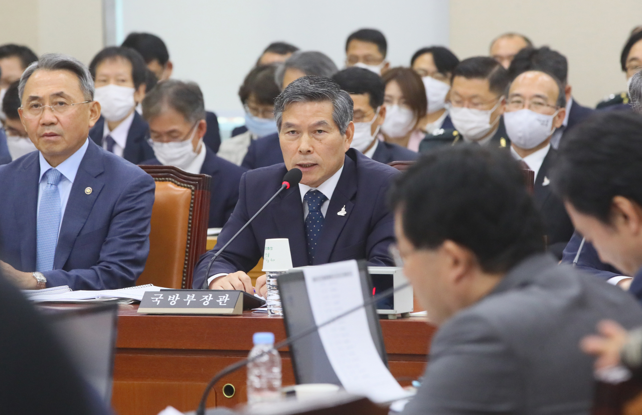 정경두 국방부 장관이 28일 국회 국방위원회 전체회의에서 답변하고 있다.[연합]
