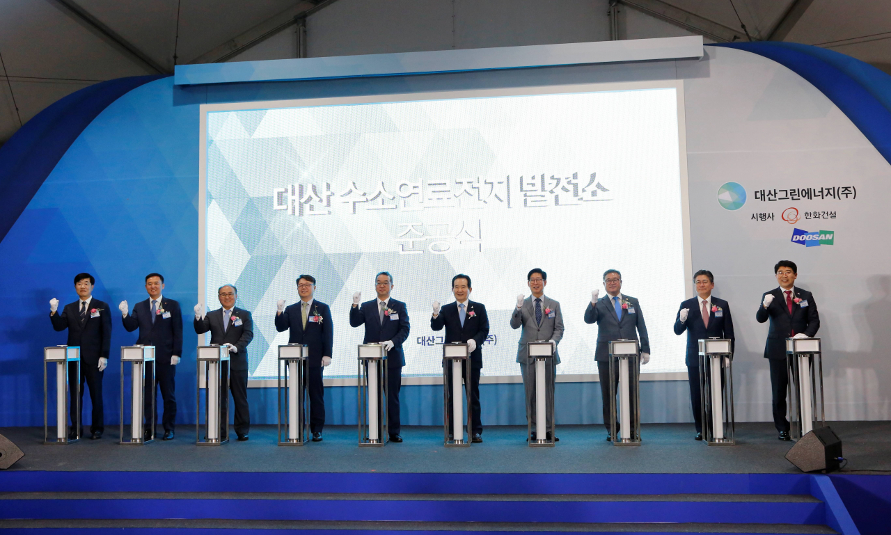 정세균 국무총리(왼쪽 여섯째)와 양승조 충남도지사(왼쪽 일곱째), 정인섭 한화에너지 대표이사(왼쪽 다섯번째), 유수경 두산퓨얼셀 대표이사(왼쪽 셋째) 등이 28일 열린 ‘대산 수소연료전지발전소’ 준공식에 참석한 등 참석자들이 기념촬영을 하고 있다. [두산퓨얼셀 제공]