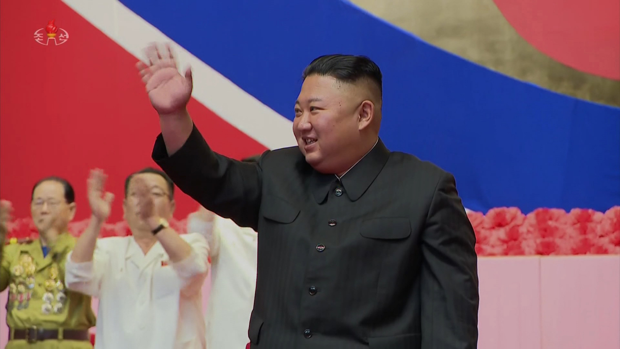 북한이 '조국해방전쟁 승리의 날'이라고 부르는 6·25전쟁 휴전 67주년이었던 지난달 27일 평양 4·25문화회관에서 제6회 전국노병대회가 열린 가운데 김정은 국무위원장이 미소띈 얼굴을 하며 손을 흔들고 있다. [연합]