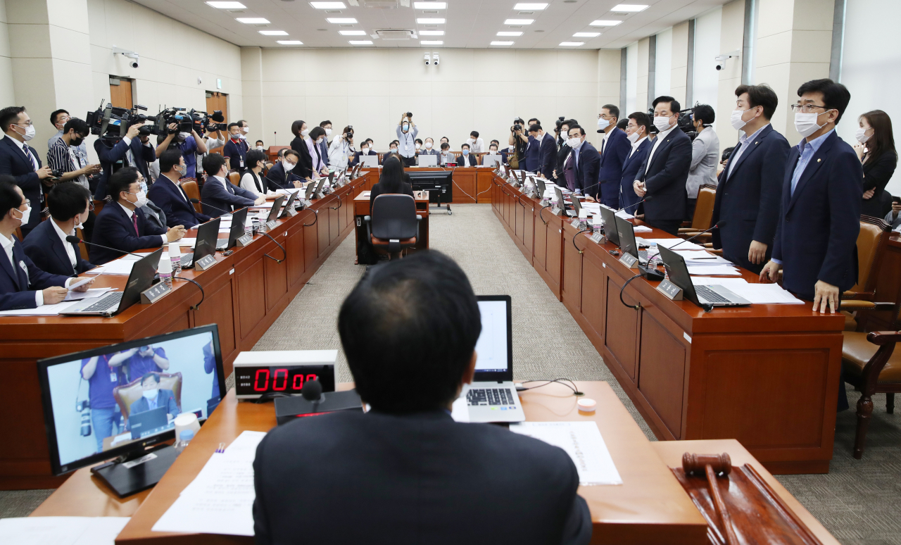 28일 서울 여의도 국회 기획재정위원회 전체회의에서 의원들이 안건 서명 동의에 대한 기립표결을 하고 있다. [연합]