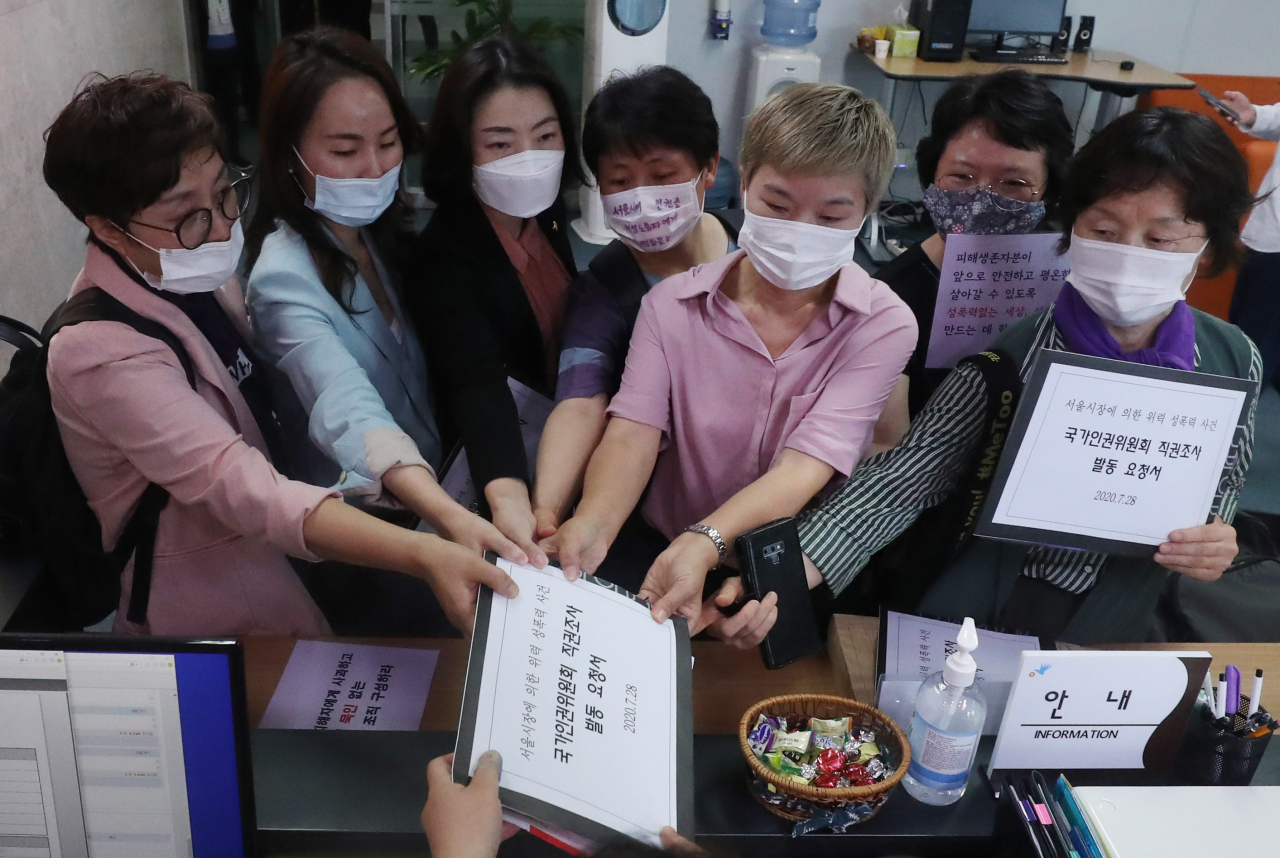 김재련 법무법인 온세상 대표 변호사 등 여성단체 회원들이 28일 오전 서울 중구 국가인권위원회에서 박원순 전 서울시장의 성추행 의혹 관련 인권위 직권조사 촉구 요청서를 제출하고 있다. [연합]