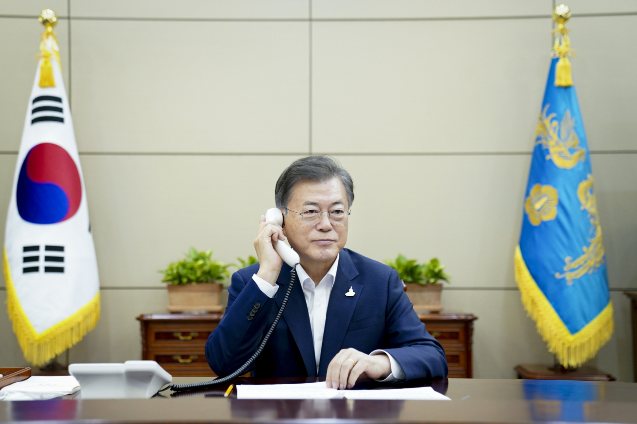 문재인 대통령이 28일 청와대에서 저신다 아던 뉴질랜드 총리와 전화 통화하고 있다. [연합]