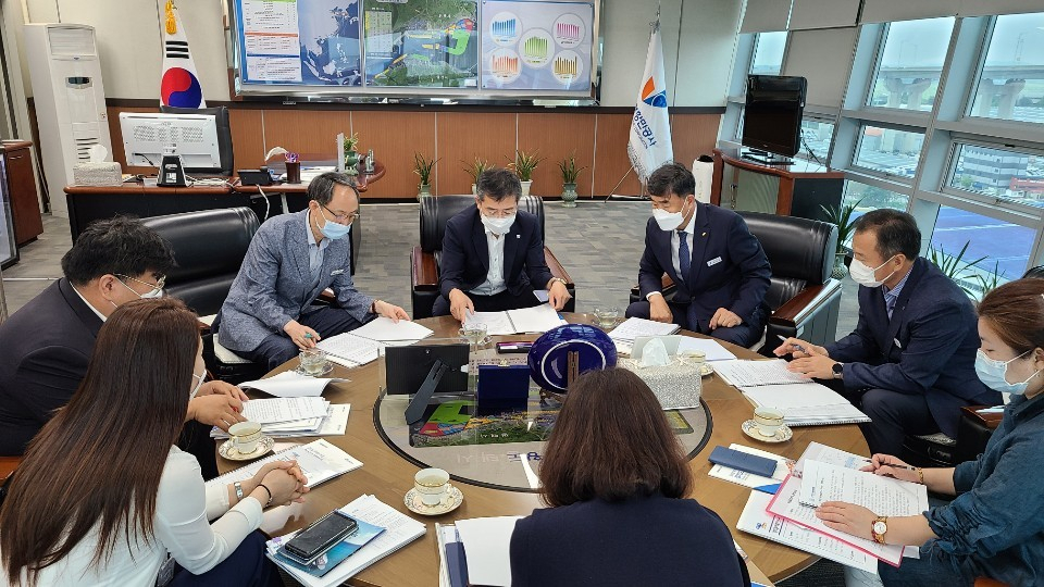 이용철 경기도 행정2부지사(가운데)가 장정환 사업개발본부장(우측 세 번째)에게 평택항 개발 및 운영 현황에 대한 주요업무 보고를 받고 있다. [평택항만공사 제공]