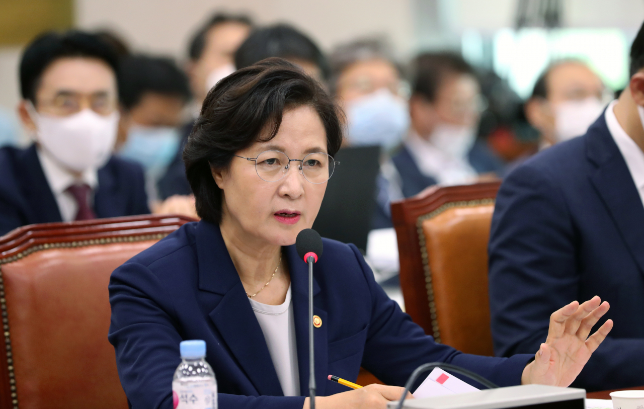 추미애 법무부 장관이 27일 오후 열린 국회 법사위 전체회의에서 의원들의 자료제출 요구에 답변하고 있다. [연합]