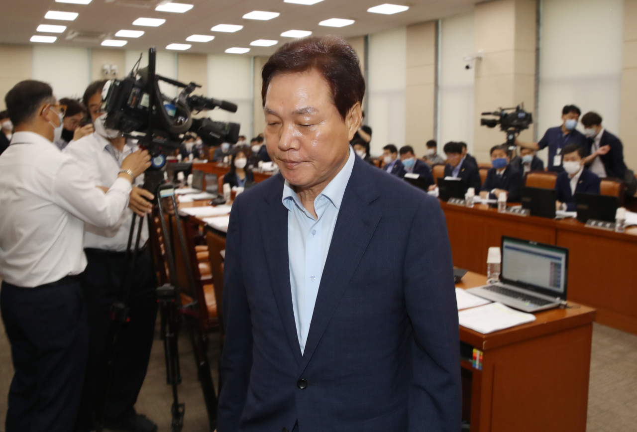국회 행정안전위원회 박완수 미래통합당 간사가 28일 법안상정에 반대하며 서울 여의도 국회에서 열린 행정안전위원회 전체회의에서 퇴장하고 있다. [연합]