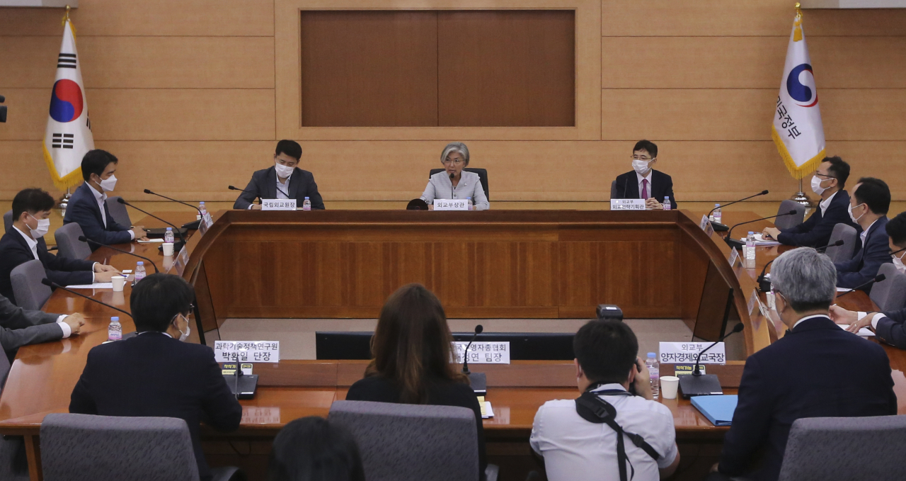 강경화 외교부 장관이 지난 28일 오후 서울 외교부에서 미중 갈등 상황을 평가·공유하고 대응 방안을 논의하기 위해 열린 제3차 외교전략조정회의에서 발언하고 있다. [연합]