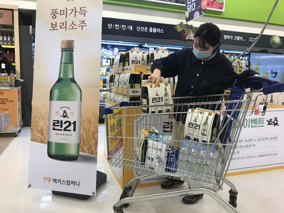 지난 5월 대전 유성구 홈플러스 유성점에서 진행된 지역주류사 맥키스컴퍼니 프로모션 모습 [사진=연합뉴스]