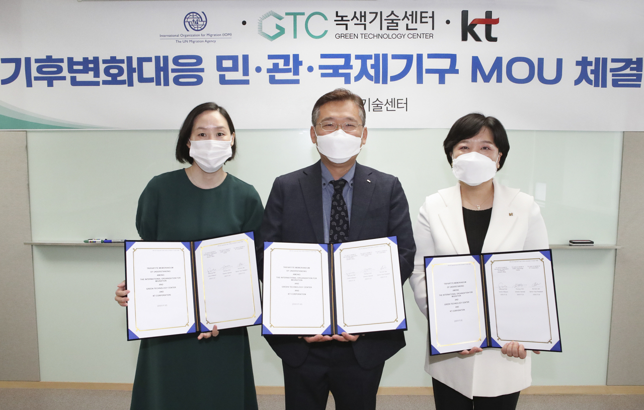 서울 남산스퀘어에 위치한 녹색기술센터에서 진행된 디지털 기술 기반 기후기술 협력 활성화를 위한 업무 협약식에서 (왼쪽부터) 박미형 유엔국제이주기구 베트남사무소장, 김형주 녹색기술센터 선임부장, 이선주 KT 지속가능경영단장 상무가 기념사진을 찍고 있다. [KT 제공]