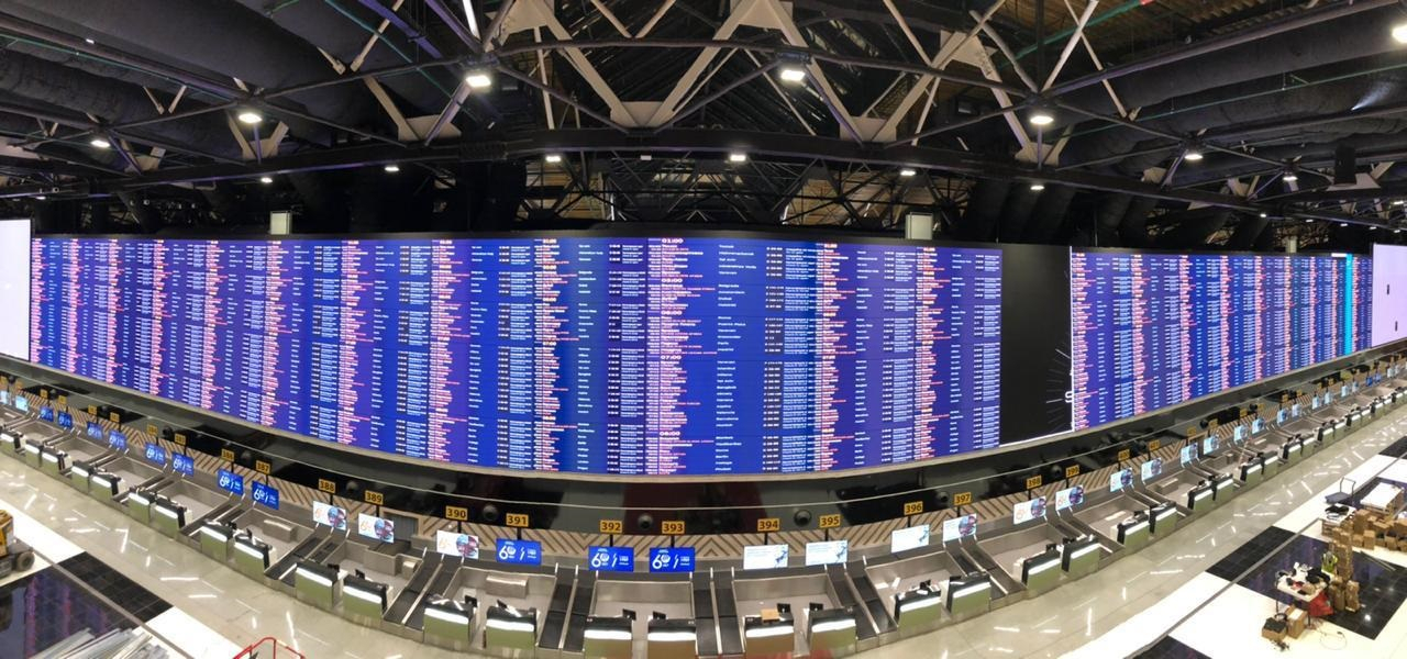 LG전자가 모스크바 북부에 위치한 세레메티예보 국제공항 C터미널에 LED 사이니지를 활용해 가로 68.5미터, 세로 6.5미터 규모의 항공운항정보표출시스템을 구축했다.[LG전자 제공]