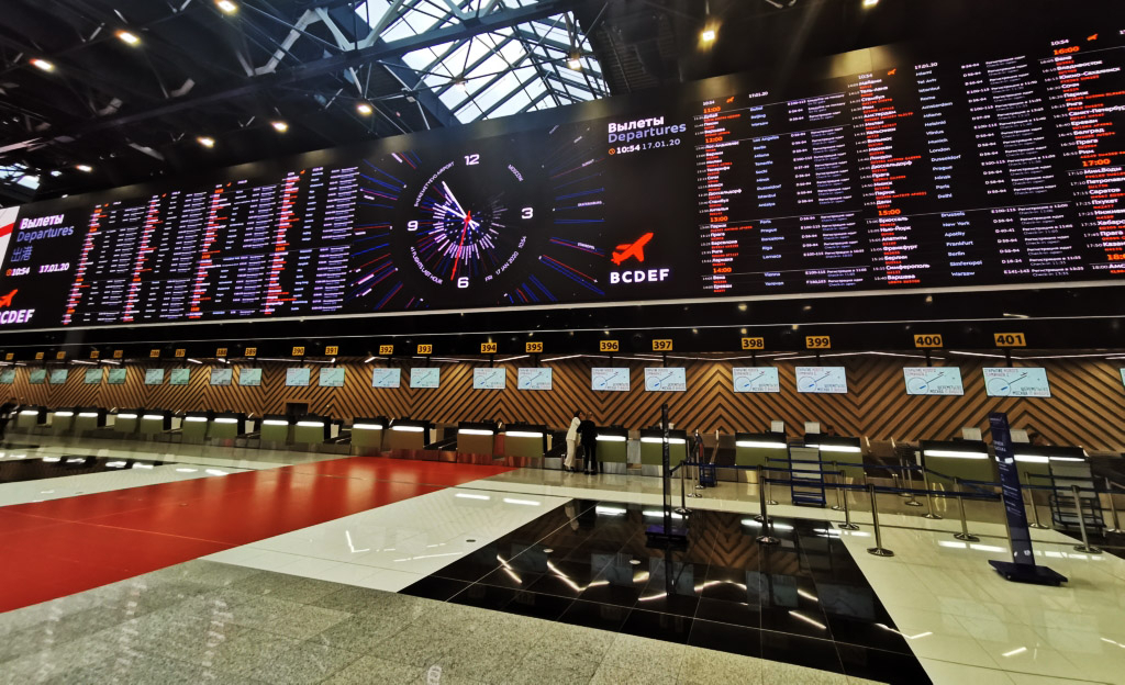 LG전자가 모스크바 북부에 위치한 세레메티예보 국제공항 C터미널에 LED 사이니지를 활용해 가로 68.5미터, 세로 6.5미터 규모의 항공운항정보표출시스템을 구축했다.[LG전자 제공]