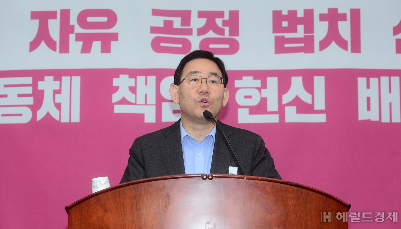 [헤럴드경제=이상섭 기자] 주호영 미래통합당 원내대표가 29일 오전 서울 여의도 국회에서 열린 긴급의원총회에 참석해 현안과 관련한 발언을 하고 있다. babtong@heraldcorp.com