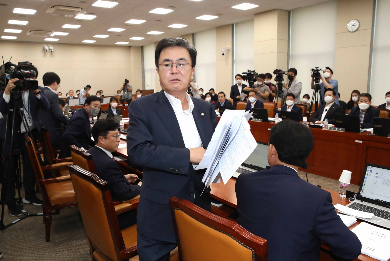 28일 서울 여의도 국회에서 열린 기획재정위원회 전체회의에서 통합당 의원들이 "더불어민주당 고용진 의원의 법안만 상정하고 미래통합당 법안은 상정하지 않는다"고 항의하며 퇴장했다. [연합]