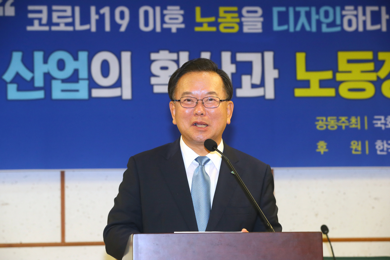더불어민주당 당 대표에 도전하는 김부겸 전 의원이 28일 국회 의원회관에서 열린 '포스트코로나와 일자리 연속 토론회, 신종 코로나바이러스 감염증(코로나19) 이후 노동을 디자인하다'에서 축사하고 있다. [연합]