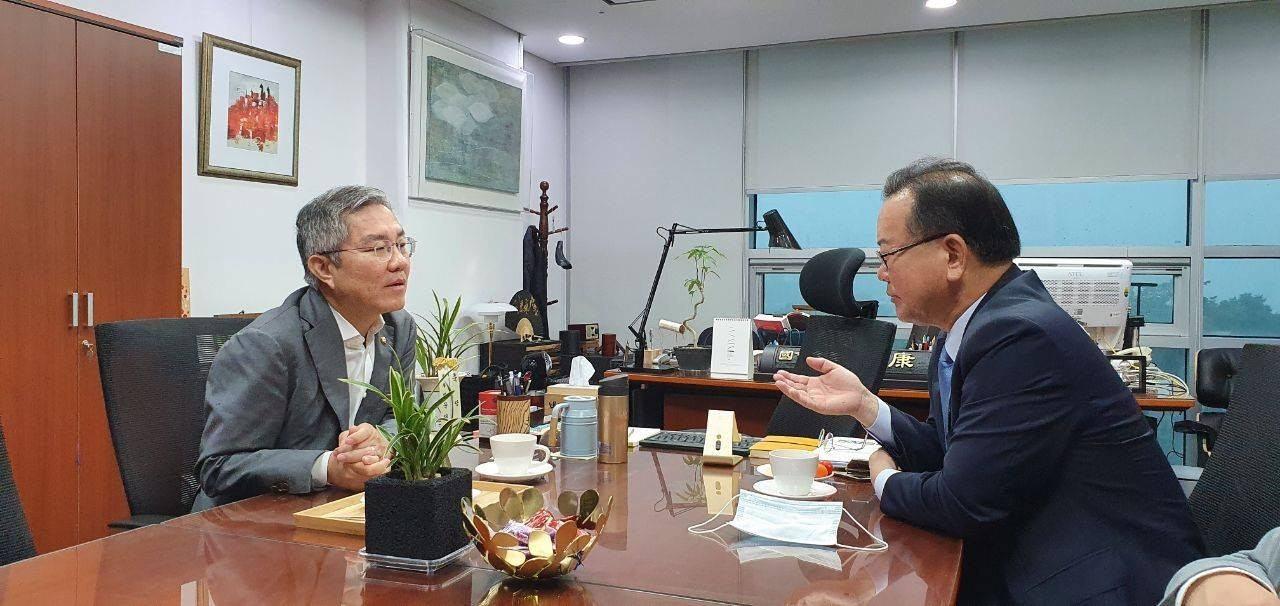 김부겸 전 의원과 최강욱 열린민주당 대표. [자료제공=김부겸 캠프]