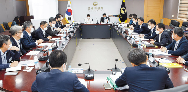 금융위원회는 21일 서울 종로구 정부서울청사에서 금융산업 업권과 학계 관계자들이 참석한 가운데 금융회사, 빅테크, 핀테크와 금융산업 발전방향 간담회를 개최했다.