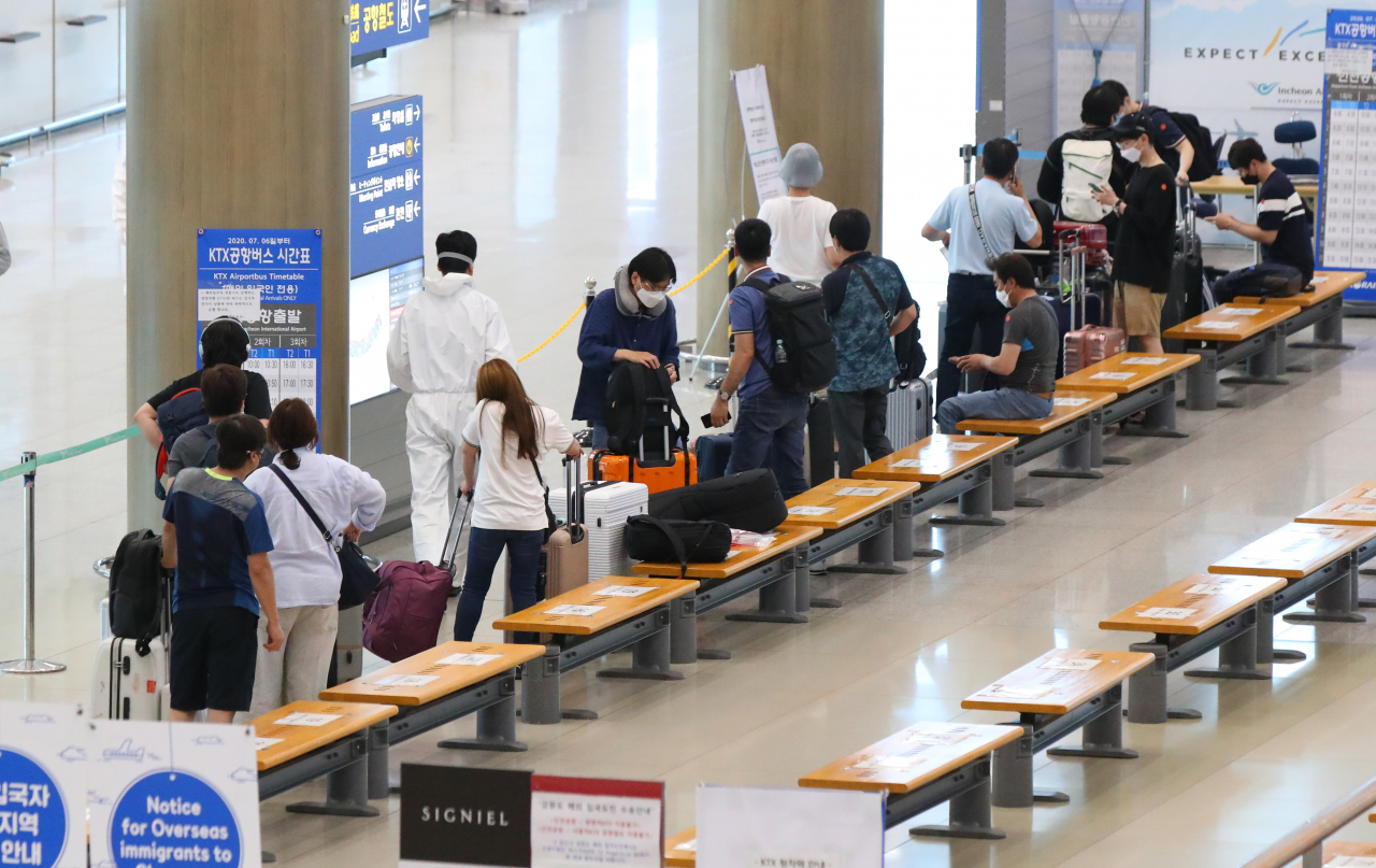 국내 신종 코로나바이러스 감염증(코로나19) 해외유입 신규 확진자 수가 33일째 두 자릿수를 기록한 가운데 28일 오전 인천국제공항 입국장에서 외국인 탑승객들이 교통편을 기다리고 있다. [연합]