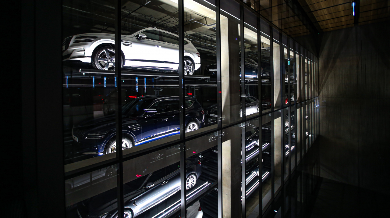 ‘제네시스 수지’ 실내에 설치된 벽면 수납형 차량 전시관 ‘카 타워(Car Tower)’에 제네시스 차량이 전시된 모습. [제네시스 제공]