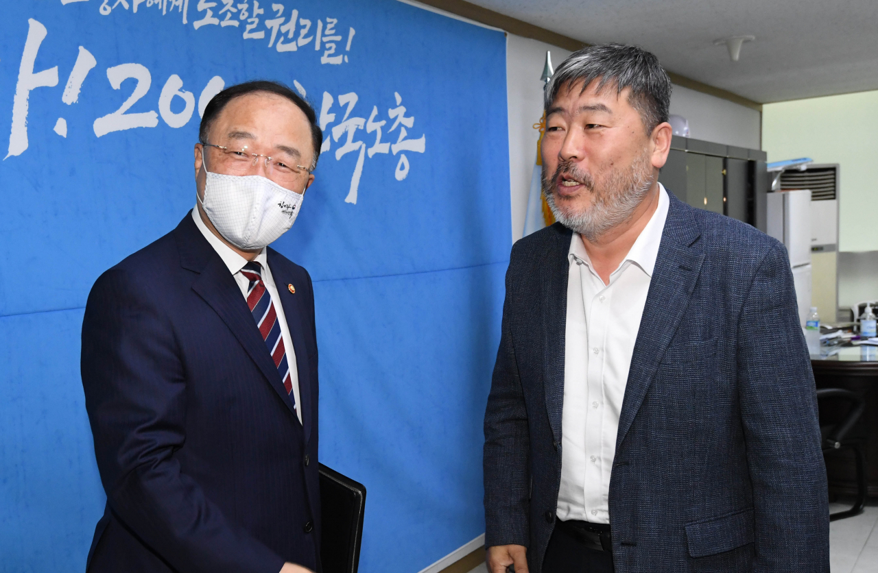 홍남기 부총리 겸 기획재정부 장관이 29일 서울 여의도 한국노총회관에서 김동명 한국노총위원장과 면담에 앞서 인사를 나누고 있다. [기획재정부 제공]