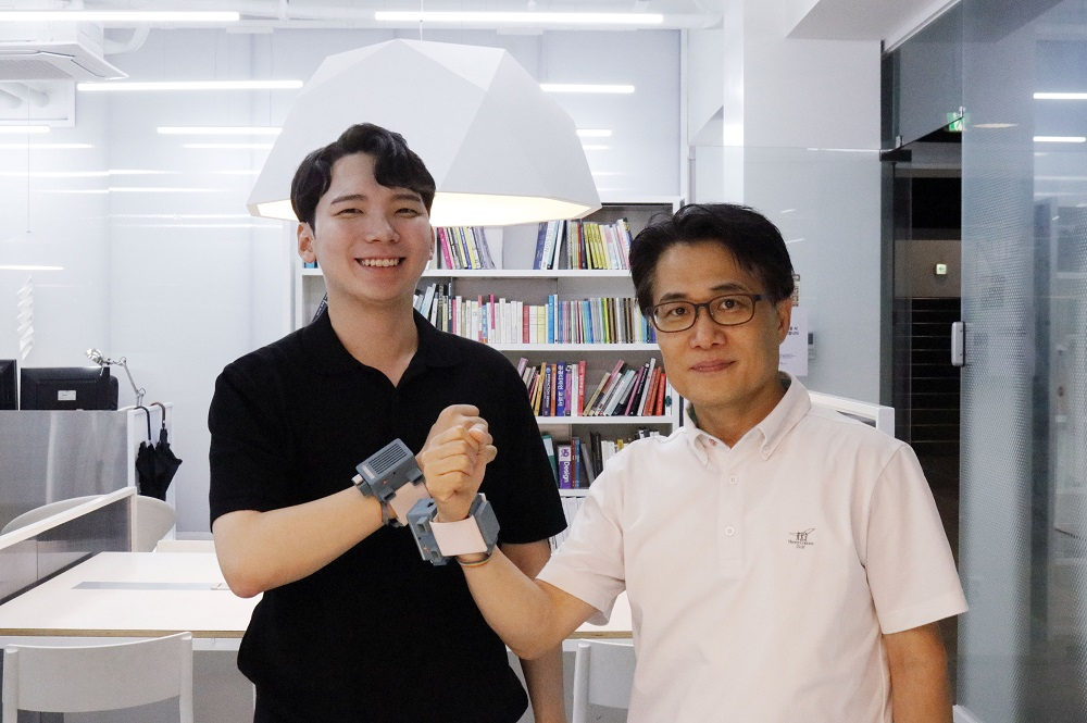 이우훈(오른쪽) 교수와 홍지우 박사과정생이 개발한 '사운드웨어'를 착용하고 있다.[KAIST 제공]