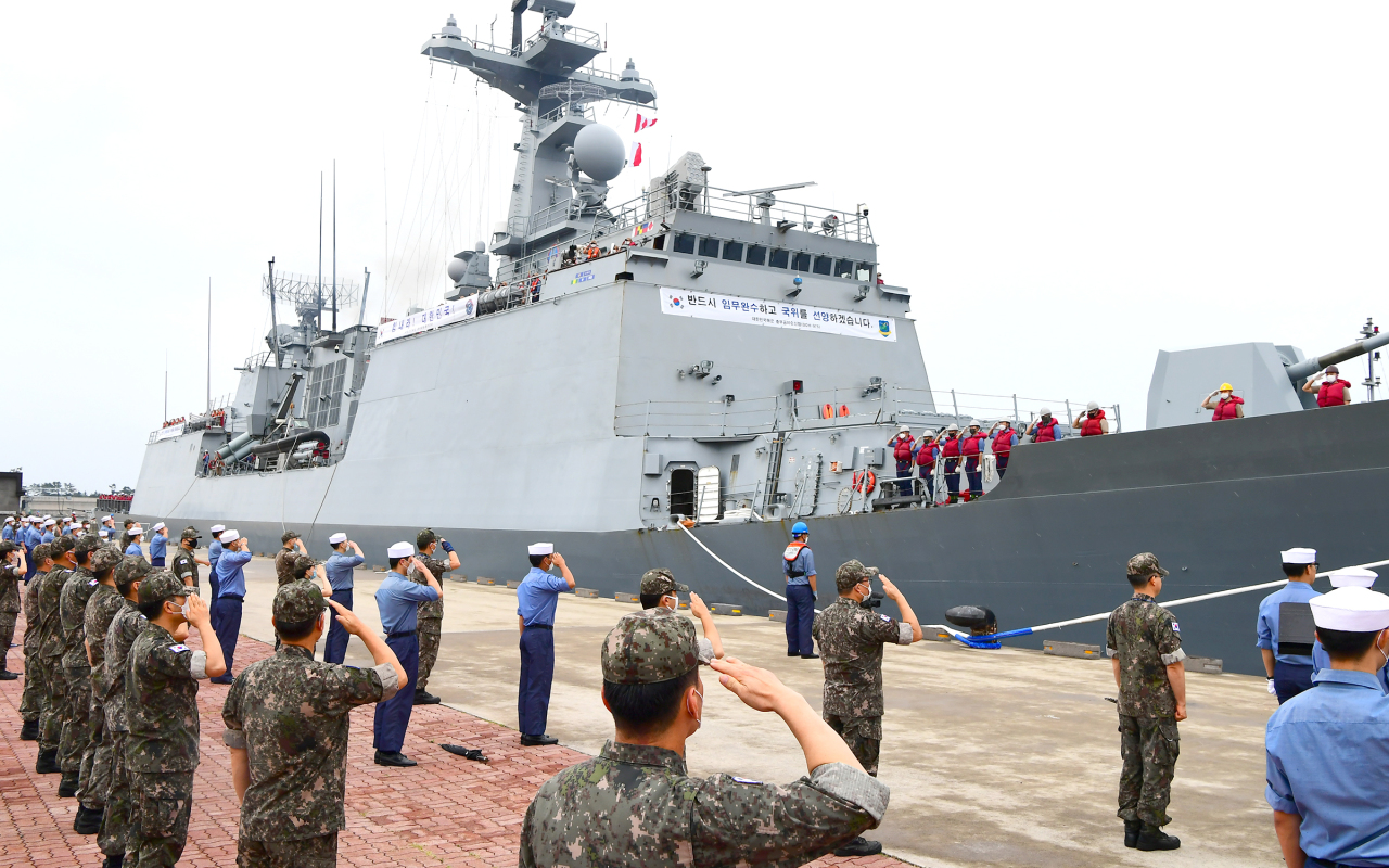 South Korean naval officers and sailors are bid farewell by soldiers before departing at Jeju Civil and Military Combined Port on July 18 to join the upcoming 2020 Rim of the Pacific exercise. (Yonhap)