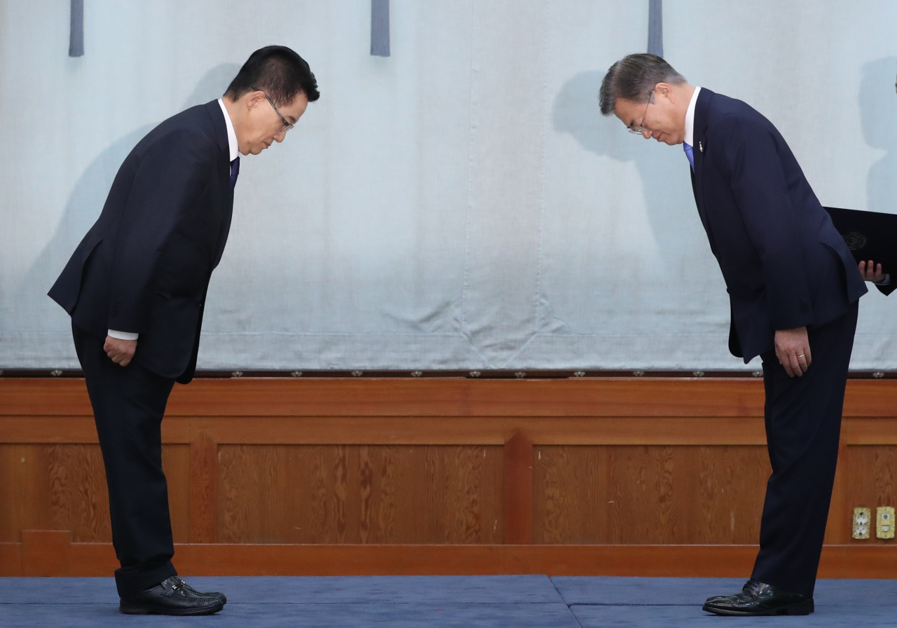 박지원 국가정보원장은 29일 취임식을 갖고 제35대 국정원장으로 취임했다. 문재인 대통령과 박 원장이 이날 오전 청와대에서 열린 임명장 수여식 때 고개 숙여 인사를 나누고 있다. [연합]