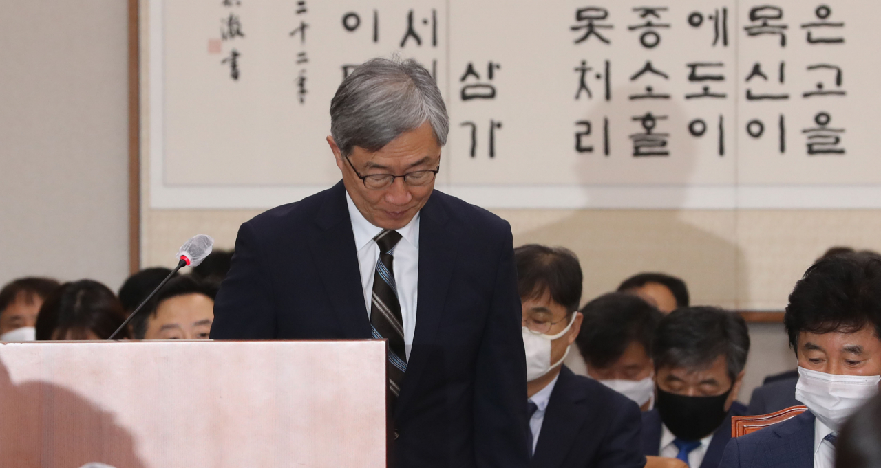 최재형 감사원장이 29일 서울 여의도 국회에서 열린 법사위 전체회의에서 업무보고를 하기에 앞서 인사하고 있다. [연합]