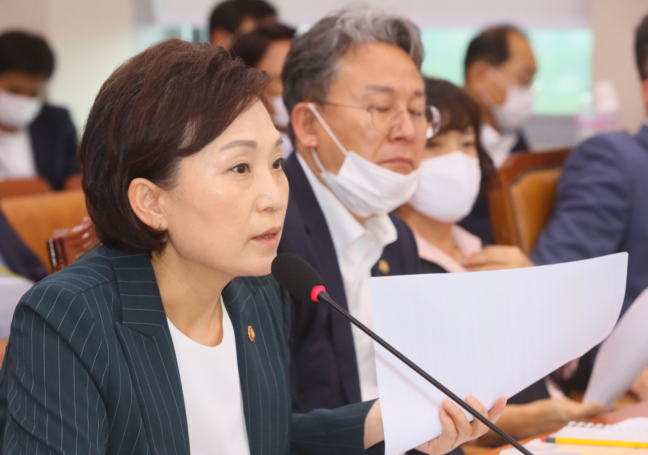 김현미 국토교통부 장관이 29일 국회 국토교통위원회 전체회의에서 질의에 답변하고 있다. [연합]