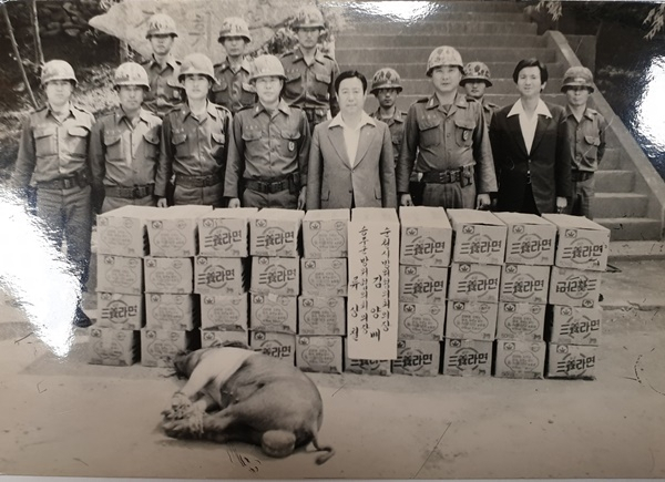 김양배 순천시장이 1970년대 후반 향토 군부대에 위문품을 전달하고 있다. 김 시장은 1978년 8월부터 1980년 7월까지 2년간 순천시장을 지냈다. [순천시 제공]