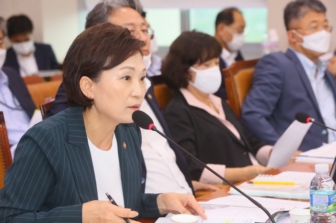 김현미 국토교통부 장관이 29일 국회 국토교통위원회 전체회의에서 질의에 답변하고 있다. [연합]