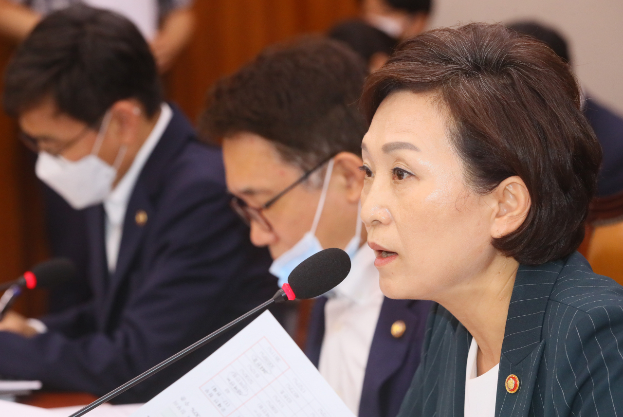 김현미 국토교통부 장관이 29일 국회 국토교통위원회 전체회의에서 질의에 답변하고 있다. [연합]