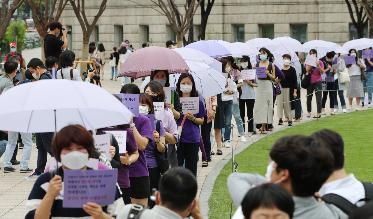 서울시 인권 및 평등 촉구 공동행동 회원들이 28일 오전 서울 중구 서울도서관 앞에서 박원순 전 서울시장 성추행 의혹 관련 직권조사를 촉구하며 국가인권위원회를 향해 행진하고 있다. [연합]