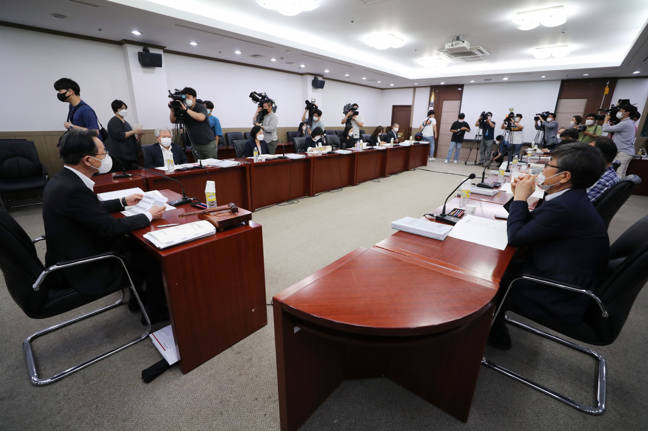 29일 오후 서울 송파구 올림픽파크텔에서 대한체육회 스포츠공정위원회가 진행되고 있다. 스포츠공정위는 최숙현 선수 가해 혐의자 김규봉 경주시청 트라이애슬론팀 감독, 핵심 장 모 선수, 김도환 선수에대한 재심신청을 모두 기각했다. [연합]