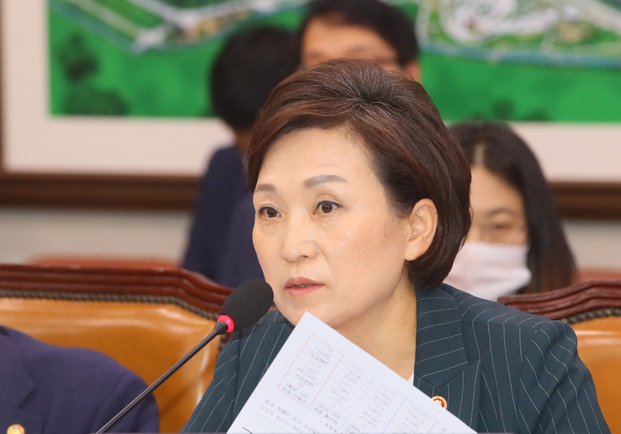 김현미 국토교통부 장관이 29일 국회 국토교통위원회 전체회의에서 질의에 답변하고 있다. [연합]