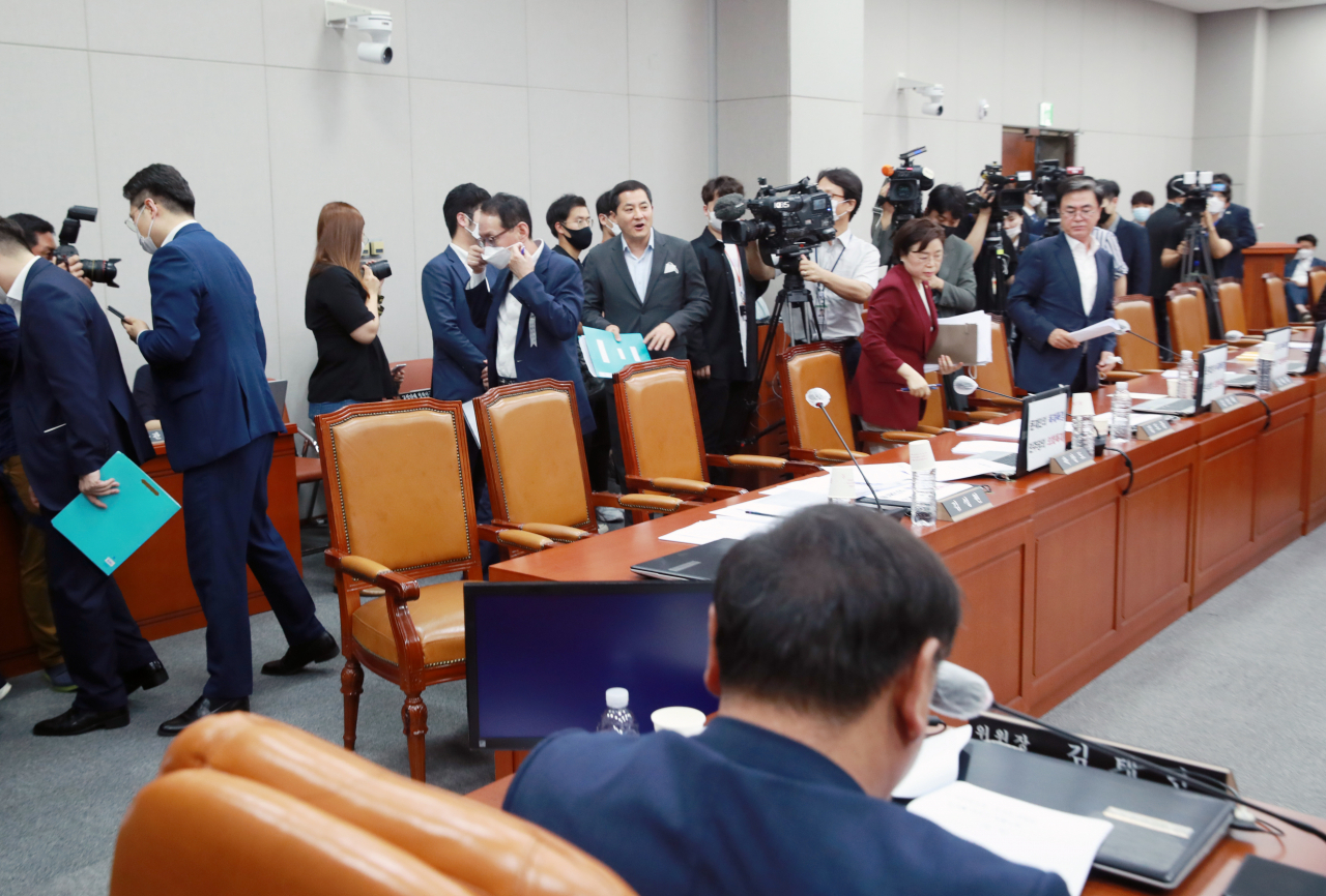 29일 오후 서울 여의도 국회에서 열린 국회운영위원회에서 미래통합당 의원들이 퇴장하고 있다. [연합]