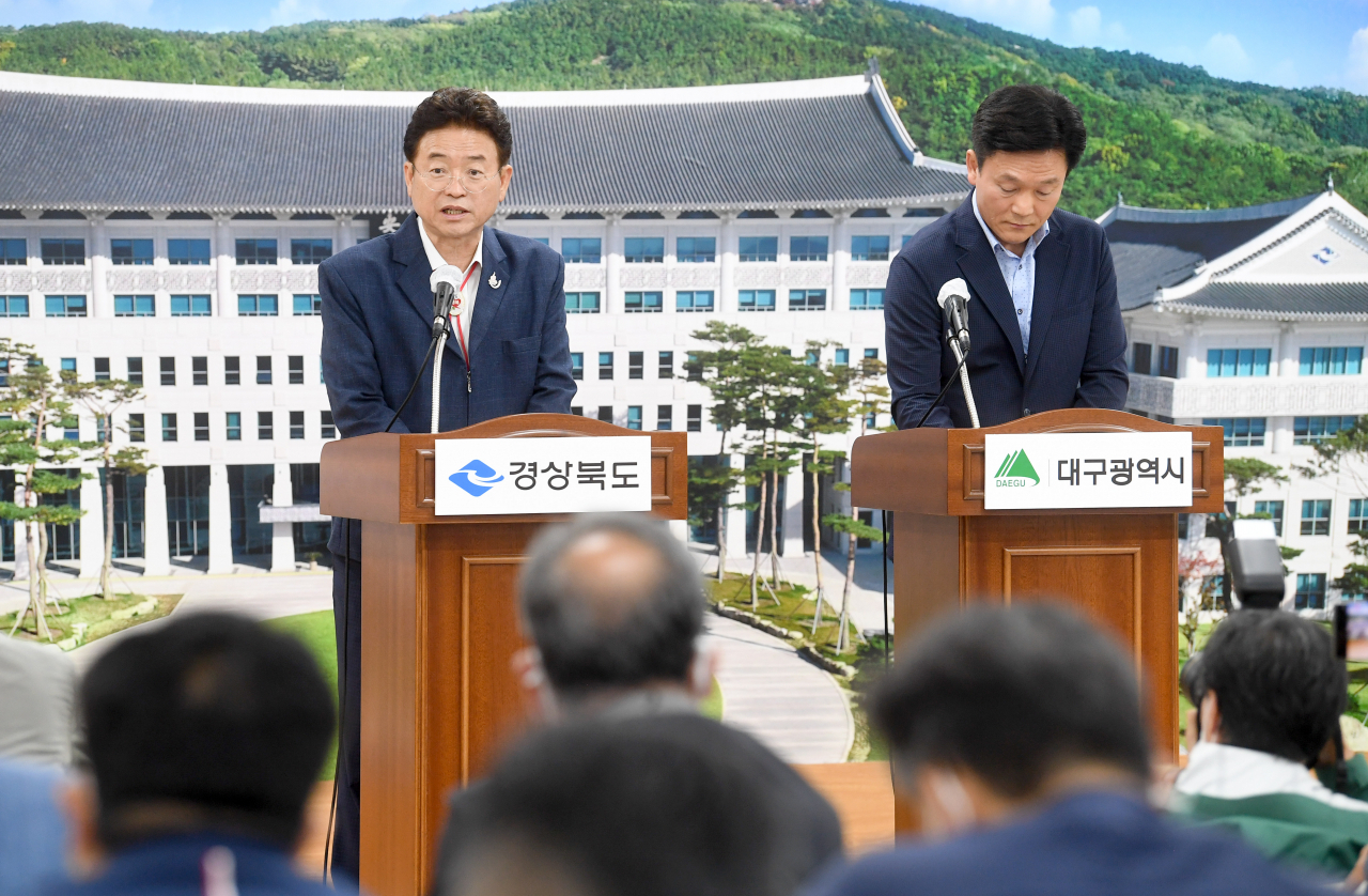 이철우 경북지사(왼쪽)와 김진상 대구시통합신공항추진본부장이 29일 도청 브리핑룸에서 대구경북 통합신공항 이전 부지 신청과 관련, 막판 군위군의 대승적 결단을 호소하고 있다.[경북도 제공]