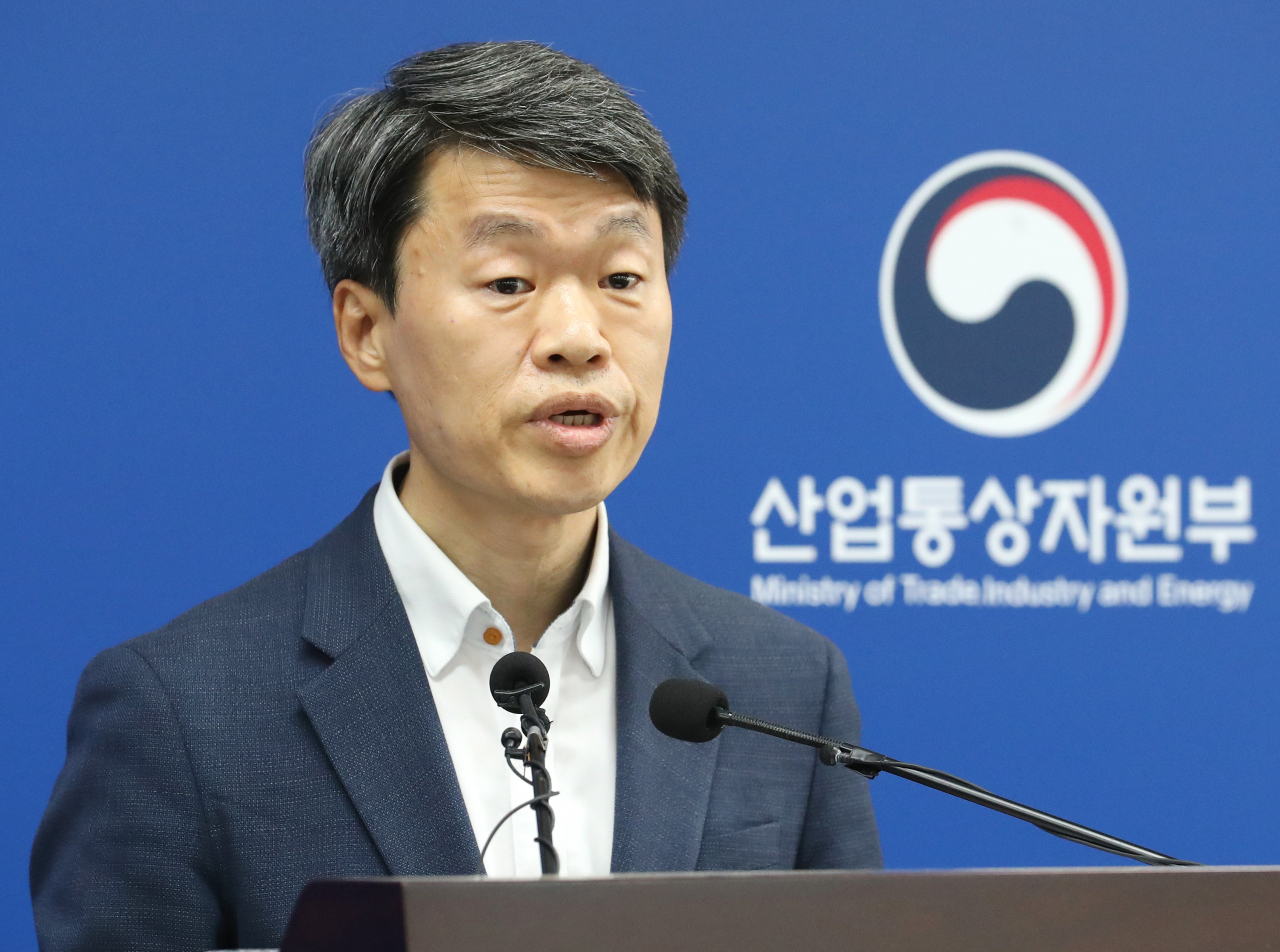 나승식 산업통상자원부 무역투자실장이 세종시 정부세종청사에서 일본 수출규제 관련 한국정부입장을 설명하고 있다. [연합]