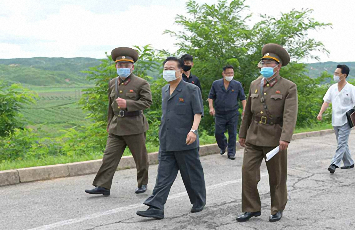 최룡해 북한 최고인민회의 상임위원장 겸 국무위원회 제1부위원장이 최근 탈북민이 월북한 개성시의 비상방역사업 정형을 요해(파악)했다고 30일 노동당 기관지 노동신문이 보도했다. 사진은 마스크를 쓴 최 부위원장과 간부들. [연합]