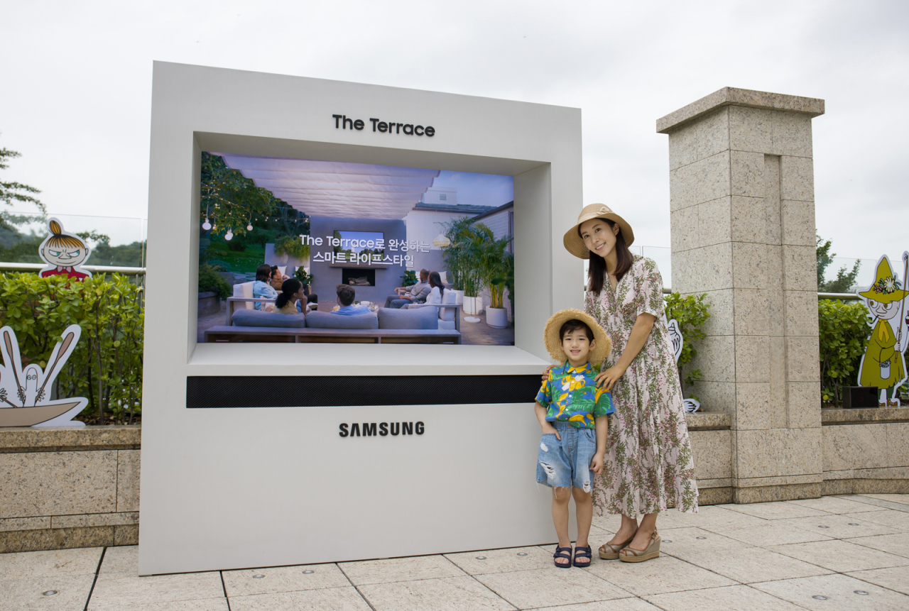 삼성전자가 서울신라호텔 야외 수영장 '어번 아일랜드'에 설치한 아웃도어용 라이프스타일 TV '더 테라스'. [삼성전자 제공]
