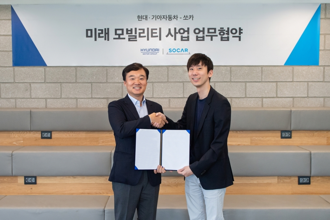 박재욱 쏘카 대표(오른쪽)와 윤경림 현대차 오픈이노베이션 전략사업부장이 ‘미래 모빌리티 사업 협력’을 위한 MOU를 체결하고 기념사진을 촬영하고 있다. (사진=쏘카)