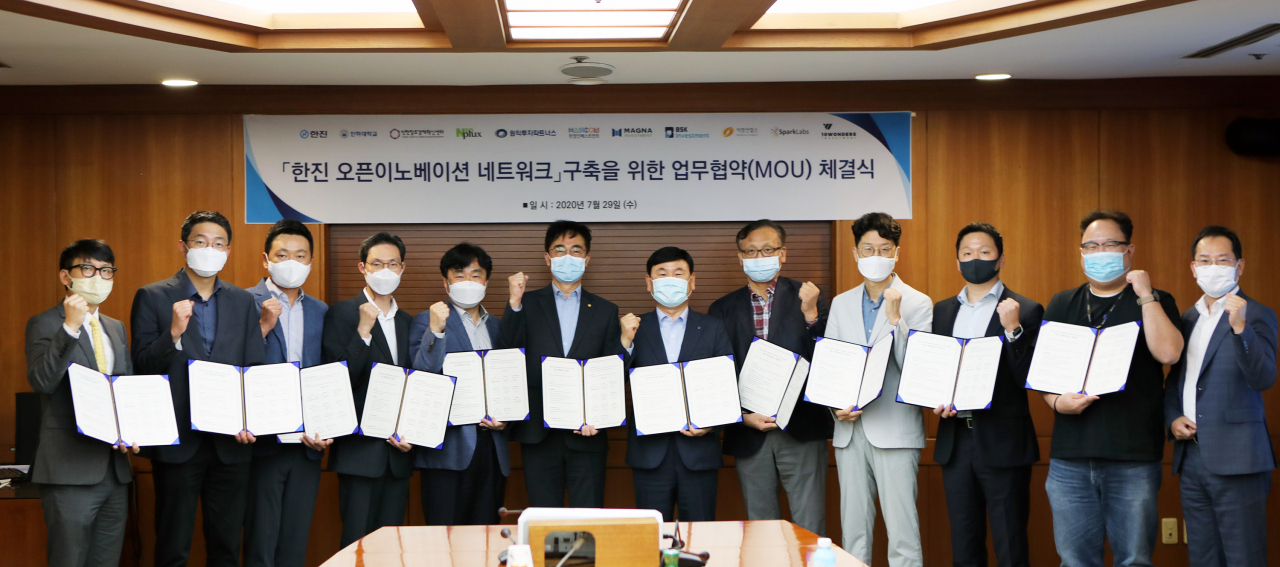 ㈜한진, 인하대, 인천창조경제혁신센터, 투자사, 엑셀러레이터 주요 관계자들이 ‘한진 오픈 이노베이션’ 네트워크 구축을 위한 업무협약 체결식을 가진후 기념촬영을 하고 있다. [한진 제공]