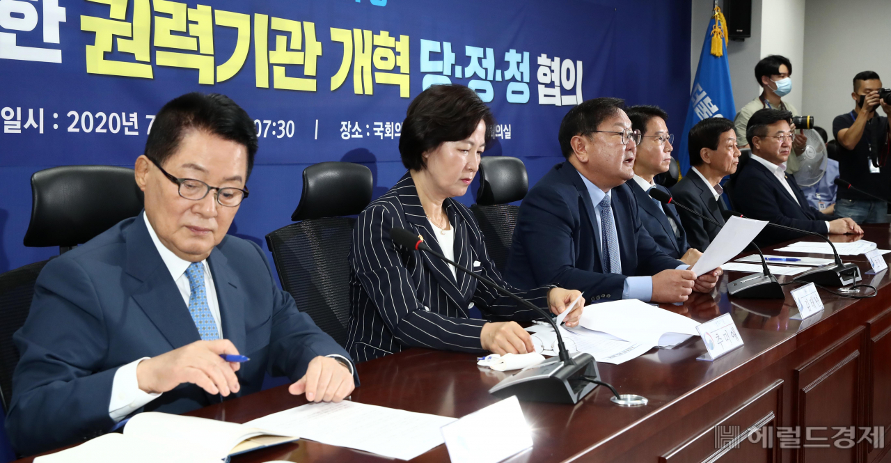 [헤럴드경제=이상섭 기자] 30일 서울 여의도 국회 의원회관에서 열린 국민을 위한 권력기관 개혁 당정청 협의에서 더불어민주당 김태년 원내대표가 발언을 하고 있다. babtong@heraldcorp.com