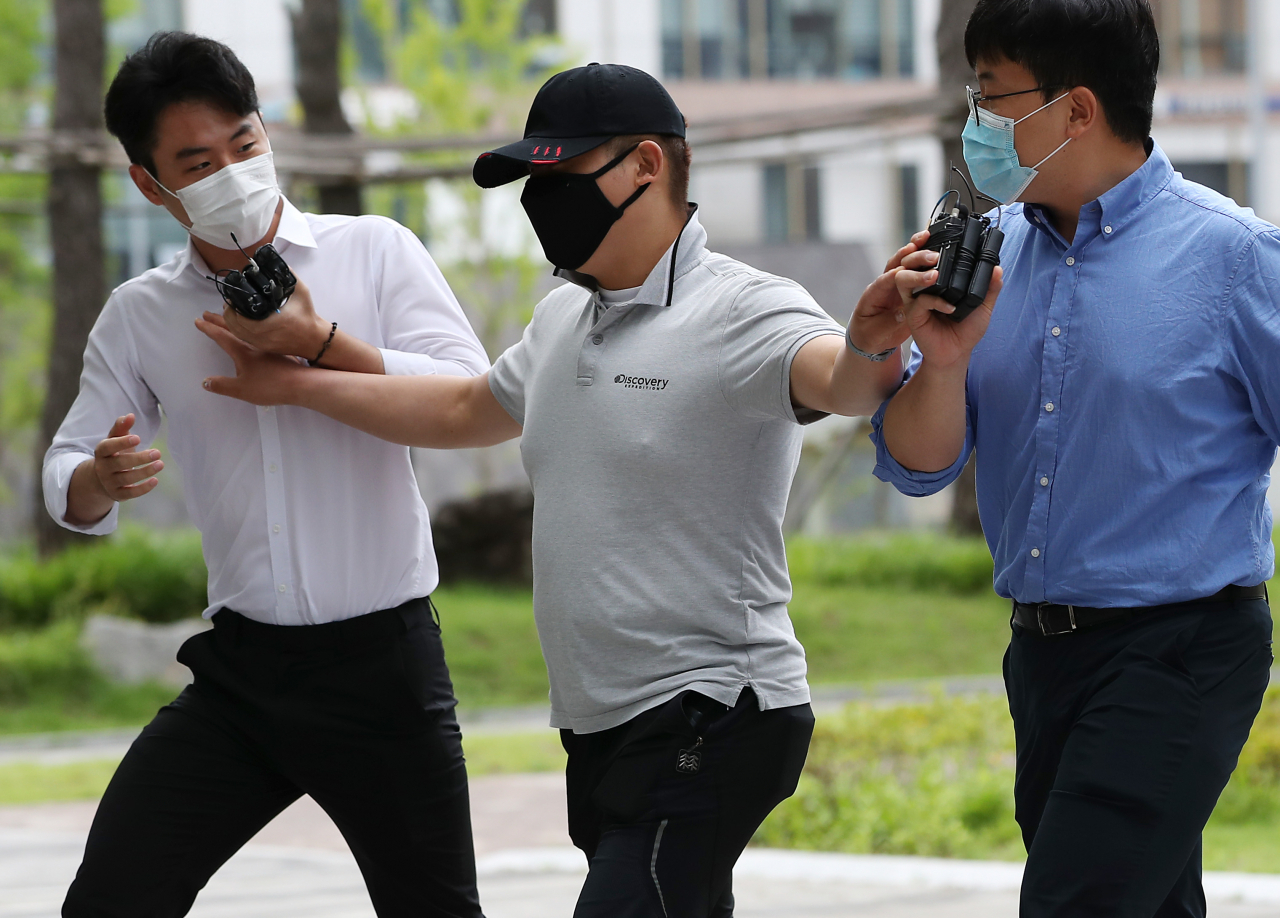 “접촉사고 처리부터 하라”며 구급차를 막아 응급 환자를 사망에 이르게 했다는 논란의 당사자인 택시기사 최모씨가 지난 7월 24일 서울동부지법에서 열리는 영장실질심사에 출석하던 모습. [연합]