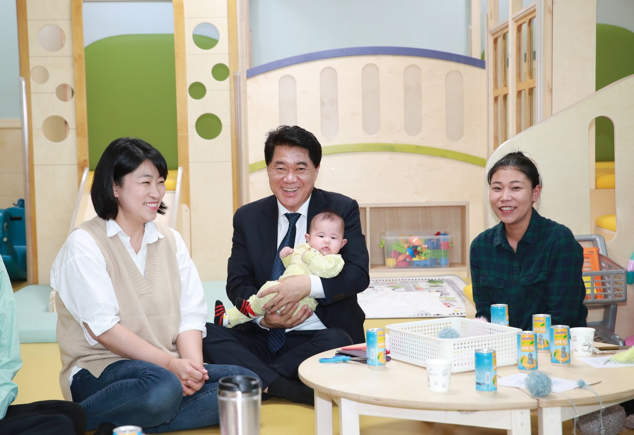 박준희 구청장이 관악형 마더센터 아이랑 제1호 난향점에서 육아부모와 함께 이야기를 나누고 있다. [관악구 제공]
