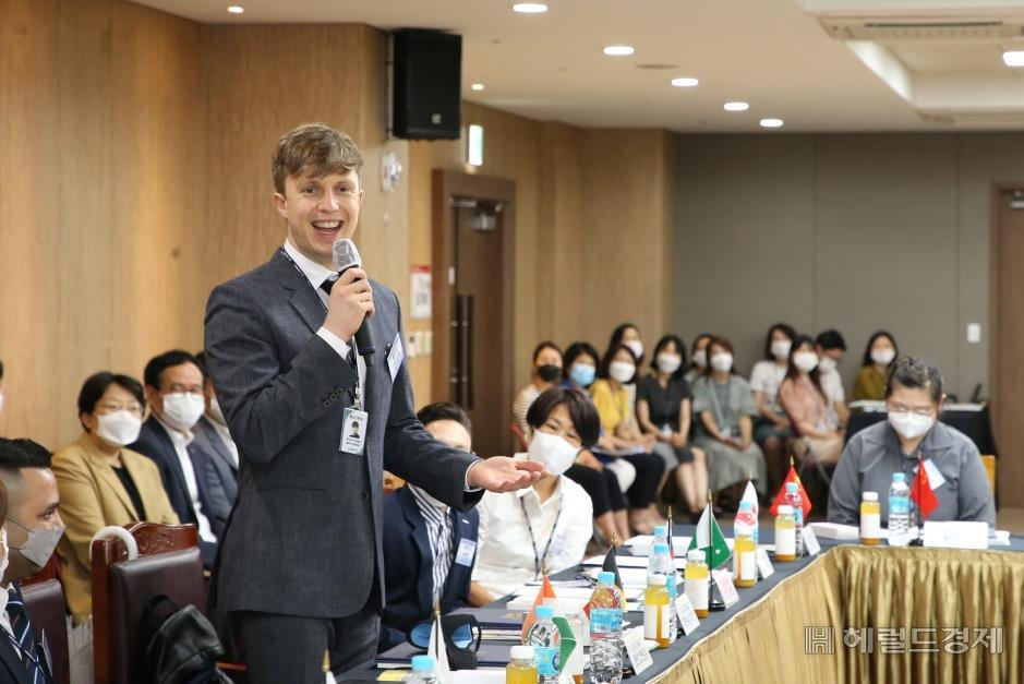 29일 용산구청사 대회의실에서 벨기에 출신 방송인 줄리안이 명예통장으로 위촉된 뒤 소감을 말하고 있다. [용산구 제공]