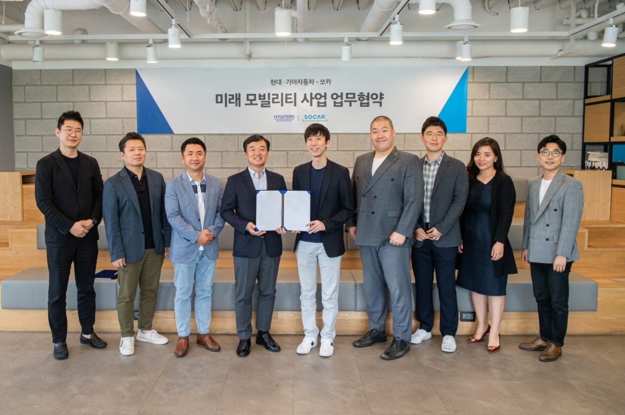 현대차 오픈이노베이션 전략사업부장(왼쪽에서 네 번째)과 박재욱 쏘카 대표(왼쪽 다섯 번째)와 등 양사 주요 관계자들이 ‘미래 모빌리티 사업 협력’을 위한 MOU를 체결하고 기념사진을 촬영하고 있다. [쏘카 제공]