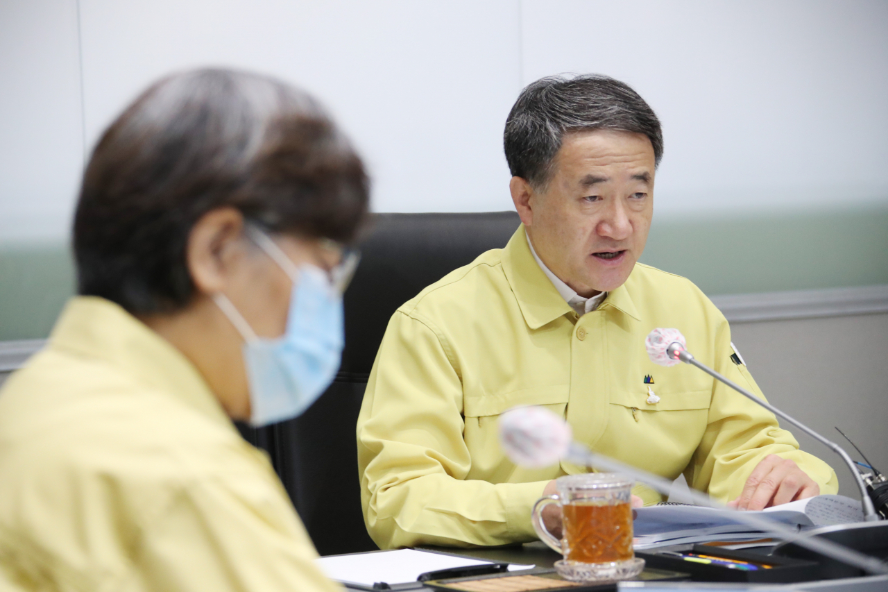 박능후 보건복지부 장관이 30일 오전 정부서울청사 재난상황실에서 열린 신종 코로나바이러스 감염증(코로나19) 대응 중앙재난안전대책본부 회의에서 정은경 중앙방역대책본부장이 참석한 가운데 발언하고 있다. [연합]
