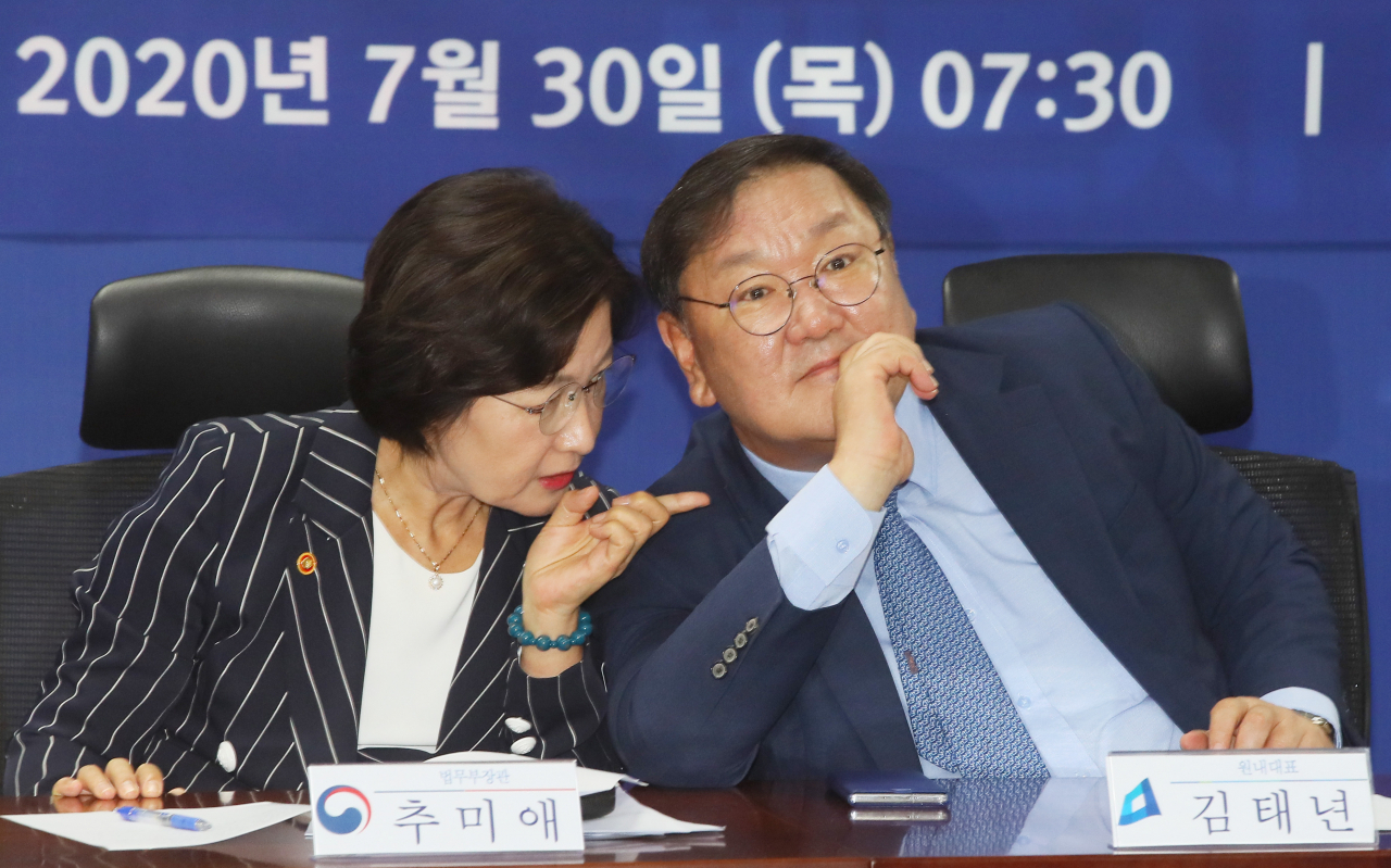 더불어민주당 김태년 원내대표(오른쪽)와 추미애 법무장관이 30일 국회 의원회관에서 열린 더불어민주당, 국민을 위한 권력기관 개혁 당정청 협의에서 논의하고 있다. [연합]