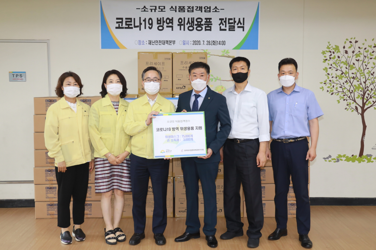 지난 28일 금천구재난안전대책본부에서 진행된 ‘소규모 식품접객업소 코로나19 방역 위생용품 전달식’에서 유성훈 금천구청장과 관계자들이 기념촬영을 하고 있다. [금천구 제공]
